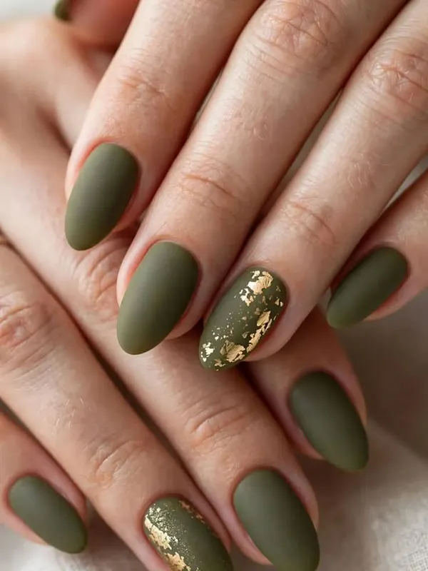 طرح ناخن زیتونی جدید؛ مدلهای شیک پاییز 2026 از کروم تا کتآی! 10 Olive green nail design 9