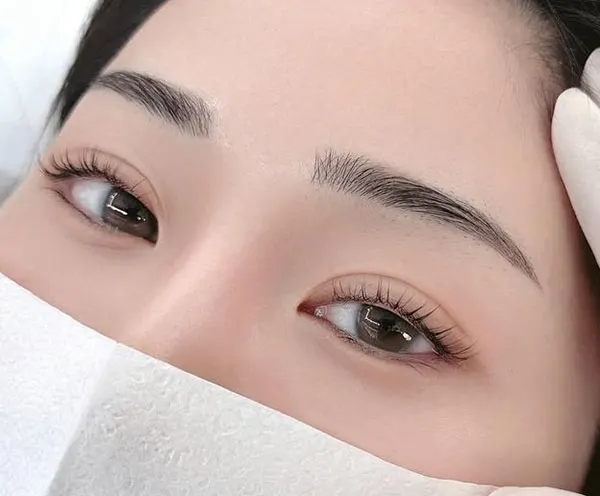 مدل ابرو صاف دخترانه 2026؛ از فرم کرهای تا مدلهای طبیعی و شیک! 20 Straight eyebrow style for girls 2026 17