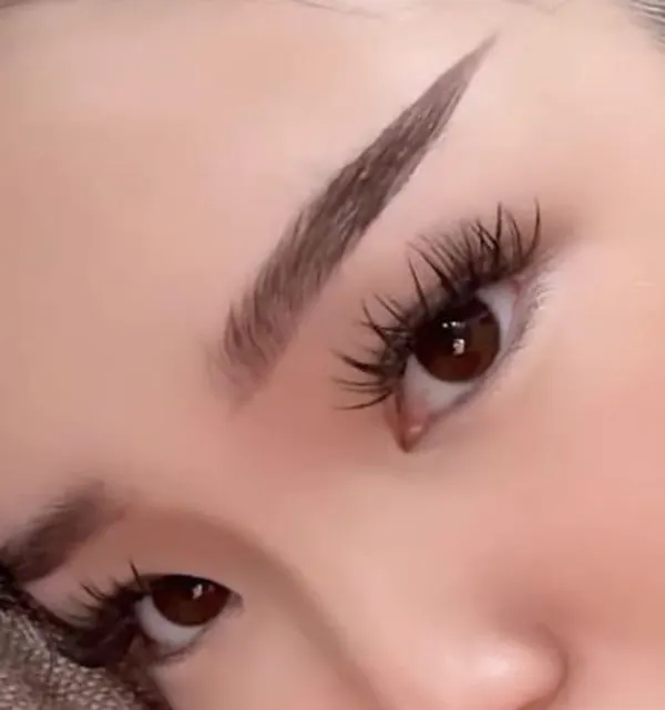 مدل ابرو صاف دخترانه 2026؛ از فرم کرهای تا مدلهای طبیعی و شیک! 31 Straight eyebrow style for girls 2026 29