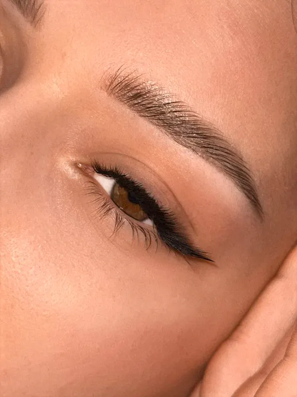 مدل ابرو صاف دخترانه 2026؛ از فرم کرهای تا مدلهای طبیعی و شیک! 6 Straight eyebrow style for girls 2026 3