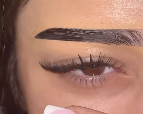 مدل ابرو صاف دخترانه 2026؛ از فرم کرهای تا مدلهای طبیعی و شیک! 11 Straight eyebrow style for girls 2026 8