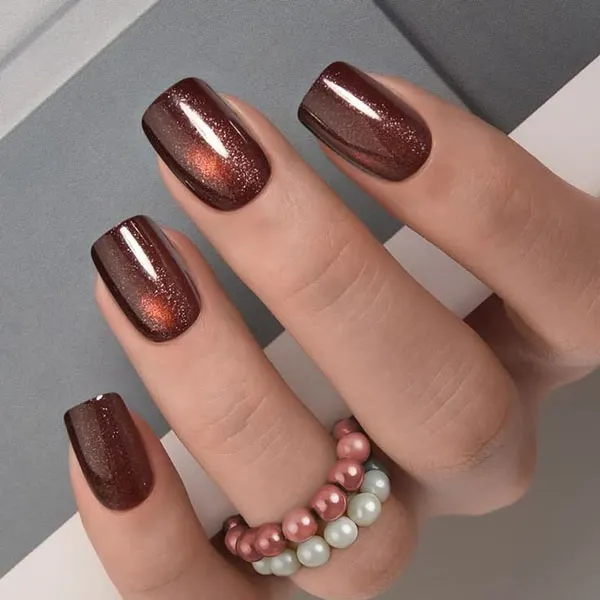 35 طرح ناخن کتآی پاییزی؛ این رنگها زیر نور تازه خودشان را نشان میدهند! 4 Autumn Cat Eye Nail Design 1