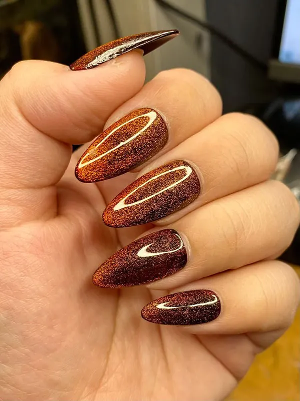 35 طرح ناخن کتآی پاییزی؛ این رنگها زیر نور تازه خودشان را نشان میدهند! 15 Autumn Cat Eye Nail Design 13