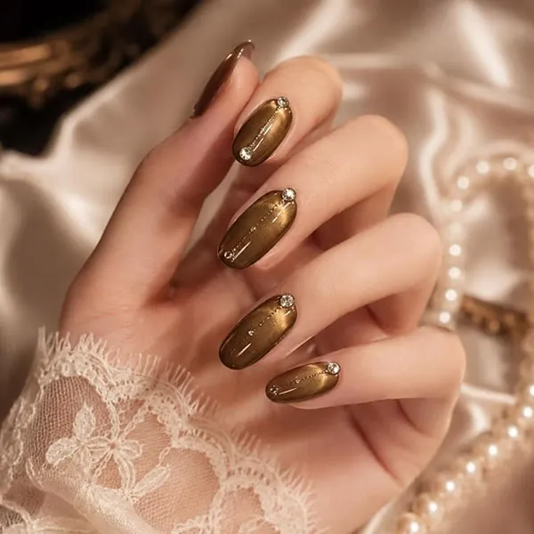 35 طرح ناخن کتآی پاییزی؛ این رنگها زیر نور تازه خودشان را نشان میدهند! 26 Autumn Cat Eye Nail Design 23