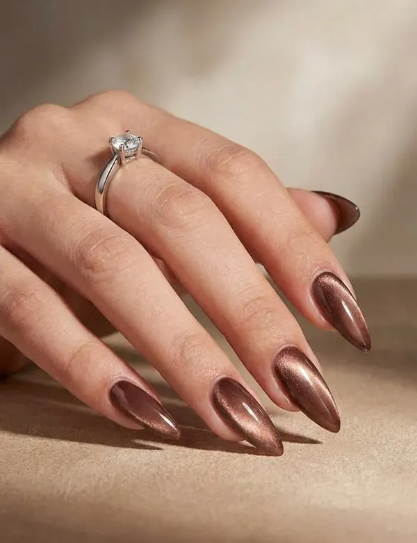 35 طرح ناخن کتآی پاییزی؛ این رنگها زیر نور تازه خودشان را نشان میدهند! 31 Autumn Cat Eye Nail Design 28