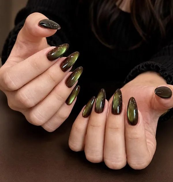 35 طرح ناخن کتآی پاییزی؛ این رنگها زیر نور تازه خودشان را نشان میدهند! 32 Autumn Cat Eye Nail Design 29