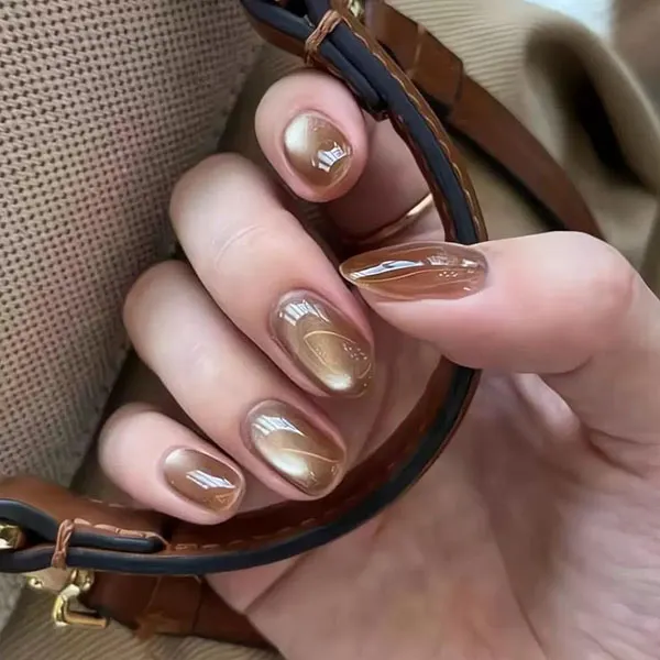 35 طرح ناخن کتآی پاییزی؛ این رنگها زیر نور تازه خودشان را نشان میدهند! 35 Autumn Cat Eye Nail Design 32