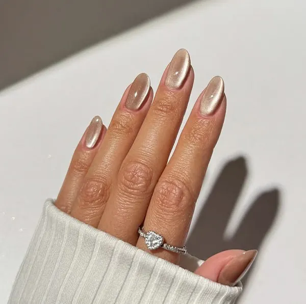 35 طرح ناخن کتآی پاییزی؛ این رنگها زیر نور تازه خودشان را نشان میدهند! 8 Autumn Cat Eye Nail Design 4
