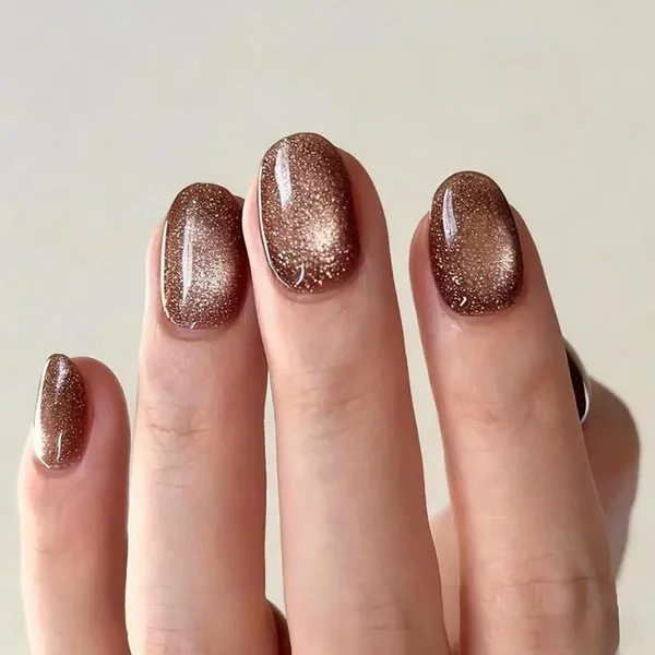 35 طرح ناخن کتآی پاییزی؛ این رنگها زیر نور تازه خودشان را نشان میدهند! 12 Autumn Cat Eye Nail Design 8