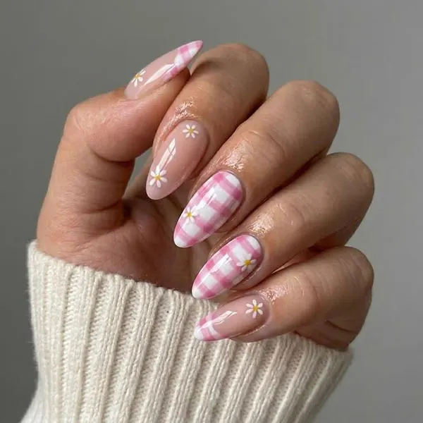 32 طرح ناخن چهارخانه شیک؛ این ترکیب رنگها برای پاییز دیدنیاند! 16 Checkered nail design 10