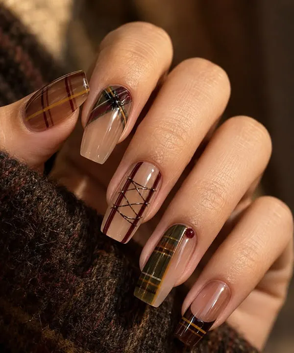 32 طرح ناخن چهارخانه شیک؛ این ترکیب رنگها برای پاییز دیدنیاند! 17 Checkered nail design 11