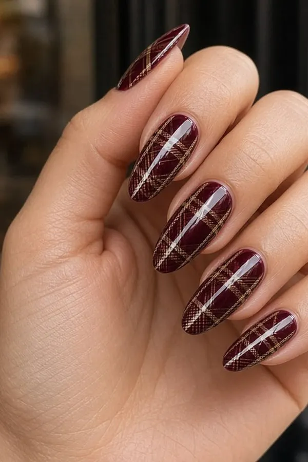 32 طرح ناخن چهارخانه شیک؛ این ترکیب رنگها برای پاییز دیدنیاند! 18 Checkered nail design 12