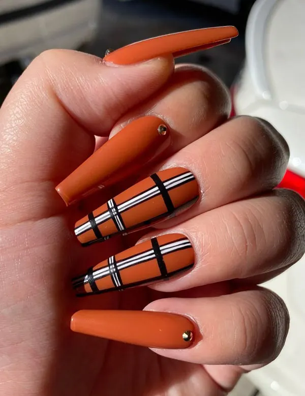32 طرح ناخن چهارخانه شیک؛ این ترکیب رنگها برای پاییز دیدنیاند! 20 Checkered nail design 14
