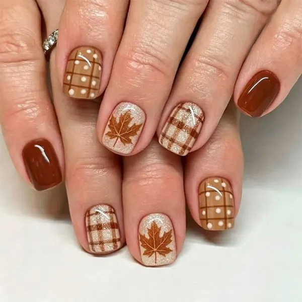32 طرح ناخن چهارخانه شیک؛ این ترکیب رنگها برای پاییز دیدنیاند! 28 Checkered nail design 21