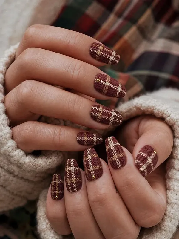 32 طرح ناخن چهارخانه شیک؛ این ترکیب رنگها برای پاییز دیدنیاند! 31 Checkered nail design 24