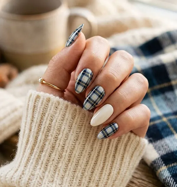 32 طرح ناخن چهارخانه شیک؛ این ترکیب رنگها برای پاییز دیدنیاند! 32 Checkered nail design 25