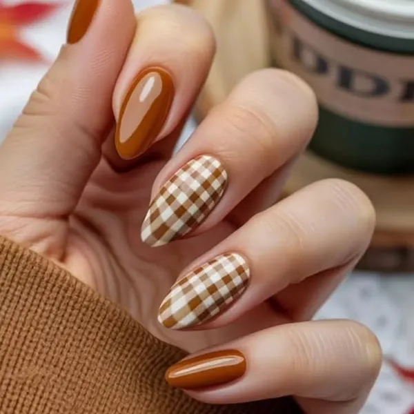 32 طرح ناخن چهارخانه شیک؛ این ترکیب رنگها برای پاییز دیدنیاند! 33 Checkered nail design 28