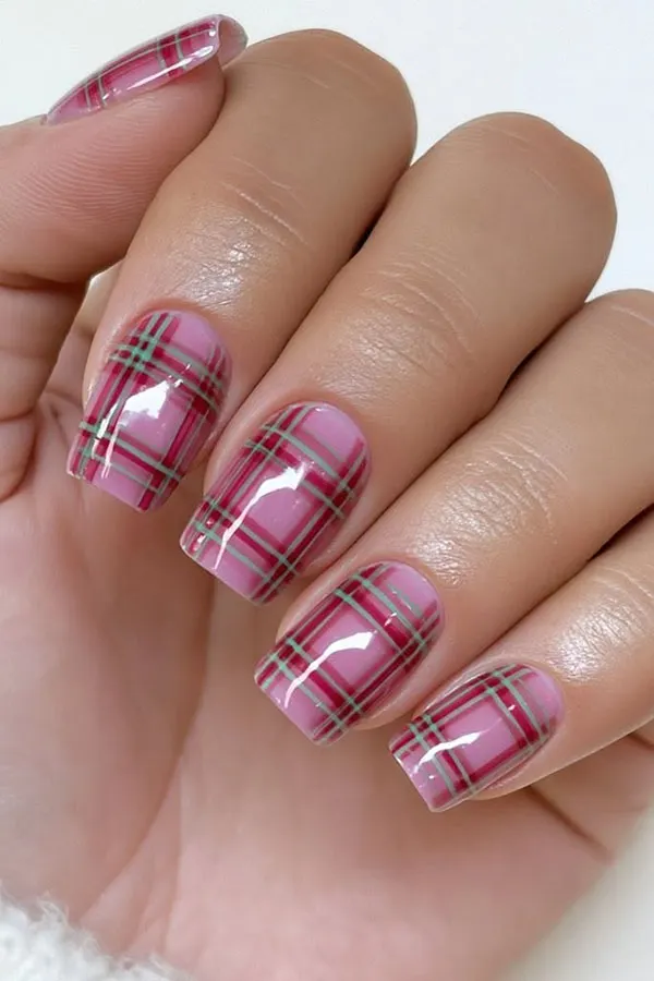 32 طرح ناخن چهارخانه شیک؛ این ترکیب رنگها برای پاییز دیدنیاند! 9 Checkered nail design 31