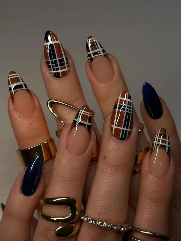 32 طرح ناخن چهارخانه شیک؛ این ترکیب رنگها برای پاییز دیدنیاند! 12 Checkered nail design 5