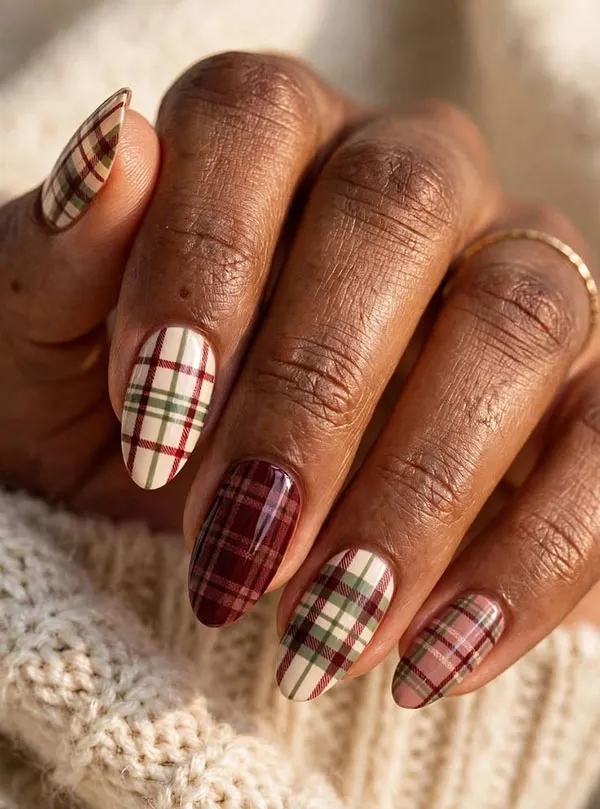 32 طرح ناخن چهارخانه شیک؛ این ترکیب رنگها برای پاییز دیدنیاند! 10 Checkered nail design 6