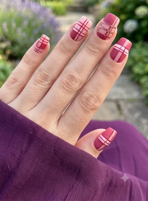 32 طرح ناخن چهارخانه شیک؛ این ترکیب رنگها برای پاییز دیدنیاند! 15 Checkered nail design 9