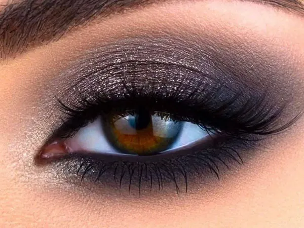 Grey eyeshadow 32